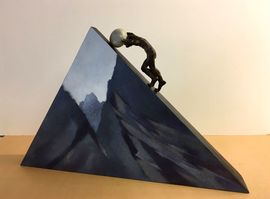 Sisyphos mit Holzpyramide/Moderne Kunst -  Michael SCHWARZE