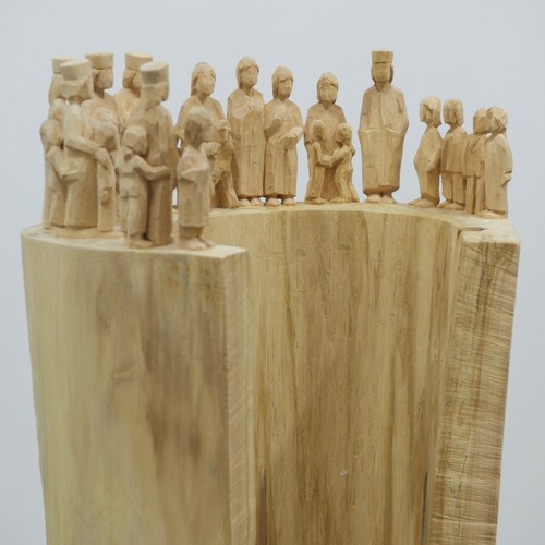 Holzgruppe im Halbkreis  ( 27 Menschen )/Moderne Kunst -  Götz SAMBALE